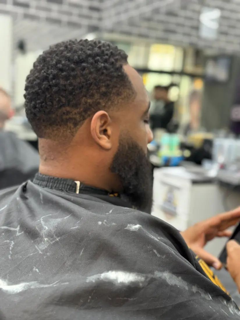 Barbier aan het werk in Almere